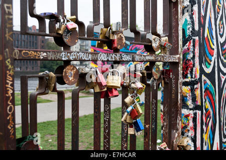 Amore si blocca all'East Side Gallery di Berlino 2014 Foto Stock