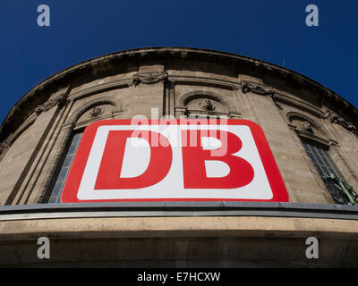Deutsche Bahn logo, l'azienda ferroviaria tedesca, sulla Messe/stazione di Deutz di Colonia, Germania Foto Stock