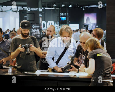 Gli uomini con la barba guardando Nikon fotocamera DSLR al 2014 Photokina a Colonia, Germania Foto Stock