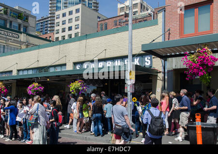 La prima mai Starbucks vicino al Pike Place Market, Seattle Foto Stock