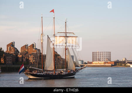 Tall Ship Oosterschelde Rotterdam sotto la vela nella luce della sera a Greenwich, Londra nel mese di settembre Foto Stock