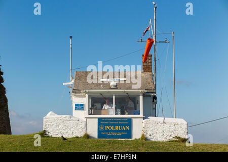 Polruan Coast Guard lookout stazione (continua a vegliare su di mare presso la foce del fiume a Fowey sulla costa meridionale della Cornovaglia) REGNO UNITO Foto Stock