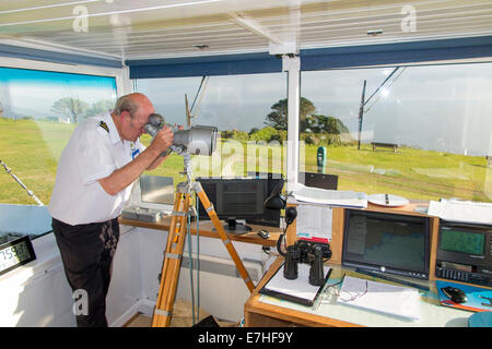 Polruan Coast Guard lookout stazione (continua a vegliare su di mare presso la foce del fiume a Fowey sulla costa meridionale della Cornovaglia) REGNO UNITO Foto Stock