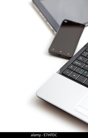 Laptop, smartphone e tablet pc su sfondo bianco Foto Stock