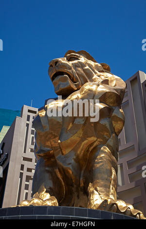 Leone d'oro al di fuori di MGM Grand hotel casino, Las Vegas, Nevada, STATI UNITI D'AMERICA Foto Stock