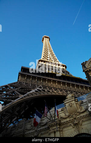 Mezza dimensione Torre Eiffel replica, Paris Las Vegas hotel e casino, Las Vegas, Nevada, STATI UNITI D'AMERICA Foto Stock