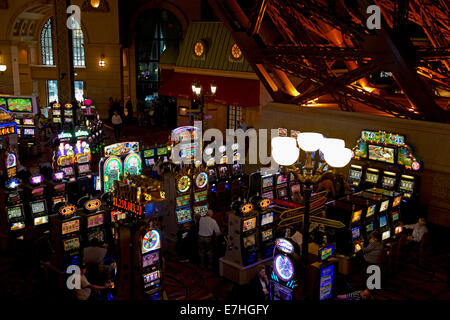 Macchine di scanalatura all'interno Paris Las Vegas hotel e casino, Las Vegas, Nevada, STATI UNITI D'AMERICA Foto Stock