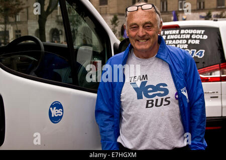 Dundee, Scotland, Regno Unito. 18 Settembre 2014: Referendum scozzese "Vota Sì " Campagna. Partito nazionale scozzese attivisti politici e gli elettori nel centro città di Dundee incoraggiando popolo scozzese a votare sì per l'indipendenza oggi 18 settembre 2014. Credito: Dundee fotografico / Alamy Live News Foto Stock