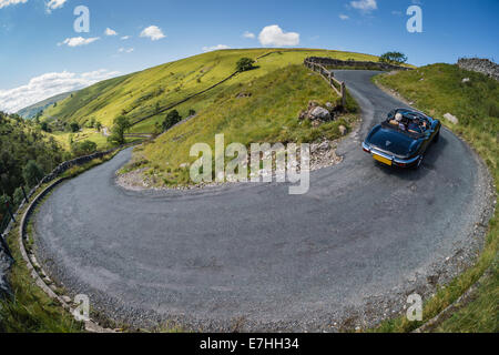 E-type Jaguar auto classica nel Yorkshire Dales Foto Stock