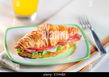 Croissant sandwich con prosciutto e verdure Foto Stock