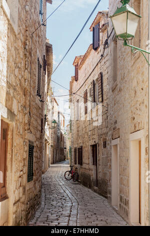 Strada stretta a Stari Grad, isola di Hvar, Croazia Foto Stock