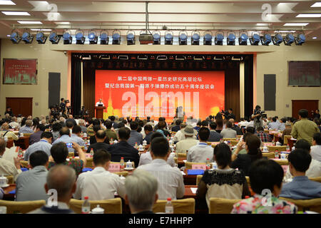 Pechino, Cina. Xviii Sep, 2014. Un seminario è tenuto a commemorare il cinquantesimo anniversario del successo nel paese della prima bomba atomica, a Pechino, Cina, Sett. 18, 2014. © Li Xin/Xinhua/Alamy Live News Foto Stock