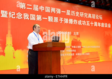 Pechino, Cina. Xviii Sep, 2014. Zhang Qin, vice presidente della Associazione Cinese per la scienza e la tecnologia, parla a un seminario per la commemorazione del cinquantesimo anniversario del successo nel paese della prima bomba atomica, a Pechino, Cina, Sett. 18, 2014. © Li Xin/Xinhua/Alamy Live News Foto Stock