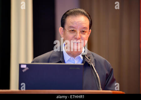 Pechino, Cina. Xviii Sep, 2014. Li Guanxing, presidente del consiglio di amministrazione del nucleare cinese della società, parla a un seminario per la commemorazione del cinquantesimo anniversario del successo nel paese della prima bomba atomica, a Pechino, Cina, Sett. 18, 2014. © Li Xin/Xinhua/Alamy Live News Foto Stock