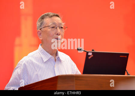 Pechino, Cina. Xviii Sep, 2014. Hu lato, Accademico della Chinese Academy of Engineering, fa una relazione in occasione di un seminario per la commemorazione del cinquantesimo anniversario del successo nel paese della prima bomba atomica, a Pechino, Cina, Sett. 18, 2014. © Li Xin/Xinhua/Alamy Live News Foto Stock