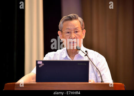 Pechino, Cina. Xviii Sep, 2014. Du Xiangwan, Accademico della Chinese Academy of Engineering, fa una relazione in occasione di un seminario per la commemorazione del cinquantesimo anniversario del successo nel paese della prima bomba atomica, a Pechino, Cina, Sett. 18, 2014. © Li Xin/Xinhua/Alamy Live News Foto Stock