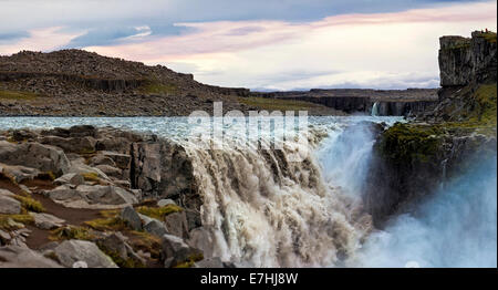Dettifoss è una cascata nel Parco Nazionale di Vatnajokull, nel nord-est dell'Islanda, ed è considerata la più potente d'Europa Foto Stock