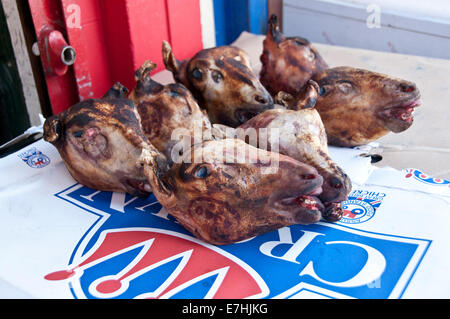 Non scuoiata pecore / teste di capra in vendita nelle macellerie in Oriente Lane Market Londra sud Foto Stock