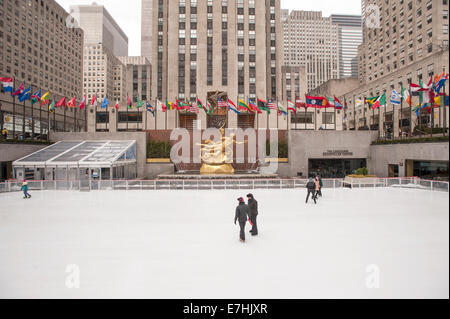 Pattinaggio sul ghiaccio. Il Rockefeller Center. NYC. Foto Stock