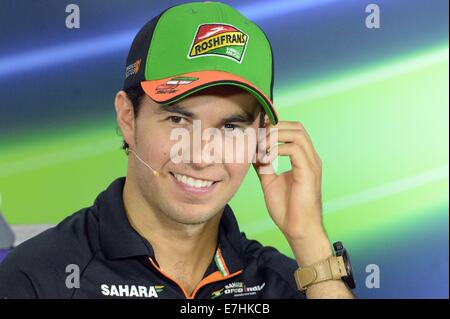 Singapore. Xviii Sep, 2014. Il driver Force India Sergio Perez assiste la conferenza stampa tenutasi presso la F1 Pit Building a Singapore il 7 settembre 18, 2014. Singapore F1 Gara notturna ha organizzato una gara pre-conferenza stampa del giovedì. Credito: Quindi Chih Wey/Xinhua/Alamy Live News Foto Stock