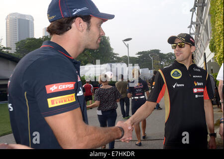 Singapore. Xviii Sep, 2014. Driver Lotus Pastor Maldonado (R) scuote la mano con il driver Toro Rosso Jean-Eric Vergne mentre si è in attesa di partecipare alla conferenza stampa tenutasi presso la F1 Pit Building a Singapore il 7 settembre 18, 2014. Singapore F1 Gara notturna ha organizzato una gara pre-conferenza stampa del giovedì. Credito: Quindi Chih Wey/Xinhua/Alamy Live News Foto Stock