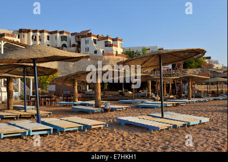 Beach resort Umbi a 'Spescecane Bay' in Sharm el Sheikh dal Mar Rosso, Egitto. Popolare tra i subacquei e turisti, ora nel tardo pomeriggio Foto Stock
