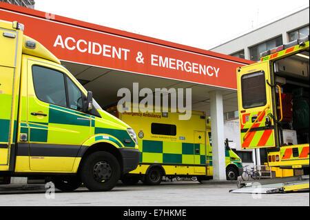 Le ambulanze per l'incidente & unità di emergenza al ragazzo & St Thomas' Hospital di Londra, Inghilterra, Regno Unito Foto Stock