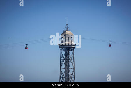 Torre Jaume Barcellona, funicolare con due vetture della funivia e aereo Foto Stock