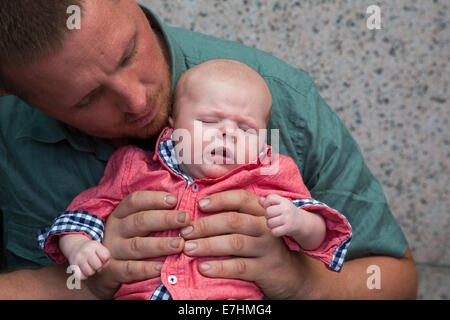 Denver, Colorado - Adam Hjermstad Suor tiene il suo due-mese-vecchio figlio Adam Hjermstad Jr. Foto Stock