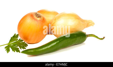 Cipolla, peperoncino, prezzemolo, isolati su sfondo bianco Foto Stock