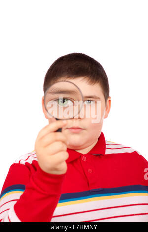 Ragazzo che guarda attraverso una lente di ingrandimento isolate su sfondo bianco Foto Stock