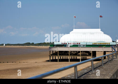 Il padiglione e la spiaggia di Barton sul mare, Somerset, Inghilterra, Regno Unito Foto Stock