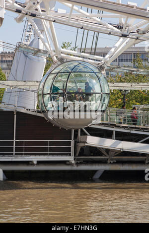 Persone in pod sul London Eye sopra il Tamigi a Londra Regno Unito nel mese di settembre Foto Stock