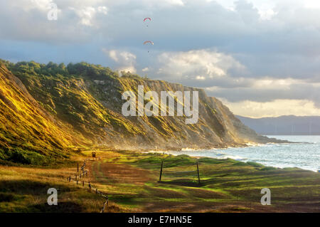 Spiaggia azkorri in getxo al tramonto Foto Stock