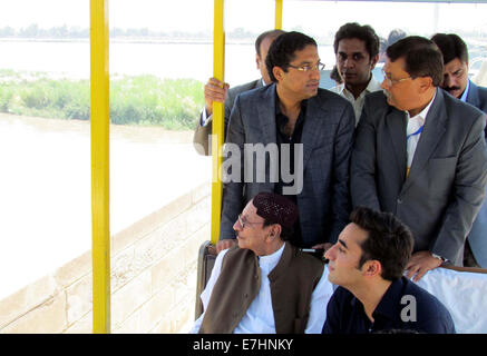 Presidente Peoples Party (PPP) Bilawal Bhutto visualizzazione di condizione di inondazione nel fiume Indo durante la sua visita a Sukkur Barrage giovedì, 18 settembre 2014. Foto Stock