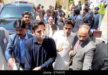 Presidente Peoples Party (PPP) Bilawal Bhutto viene fornito per il briefing sulla alluvione del fiume Indo in ufficio di irrigazione di Sukkur giovedì, 18 settembre 2014. Foto Stock