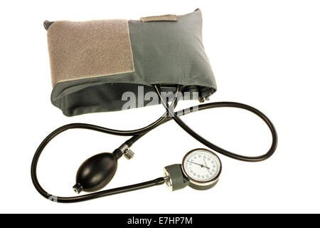 Bracciale per la misurazione della pressione sanguigna isolati su sfondo bianco Foto Stock