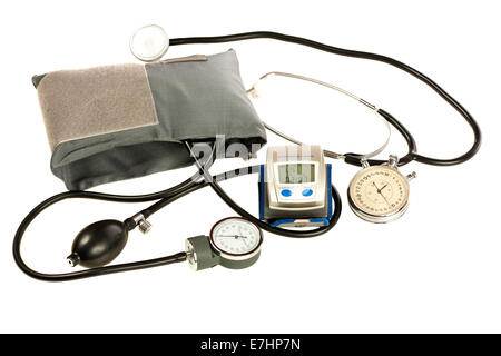 Bracciale per la misurazione della pressione sanguigna e cronometro isolati su sfondo bianco Foto Stock