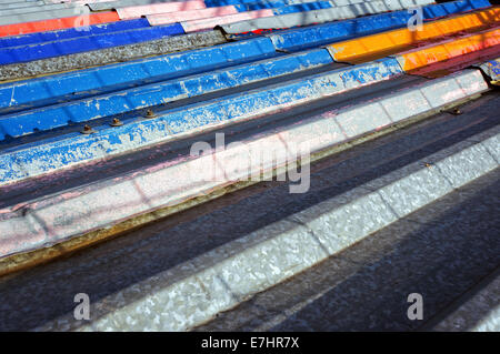 Tetto metallico con colori diversi Foto Stock