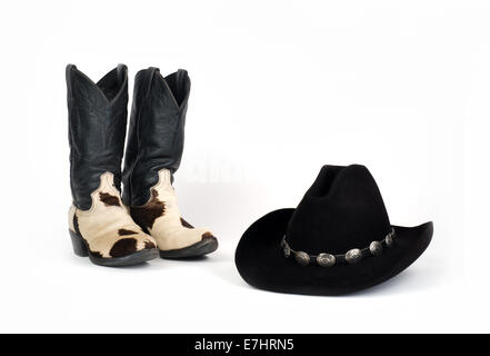 Pelle di vacca (capelli-on) stivali da cowboy e cappello da cowboy con concho hatband.. Foto Stock