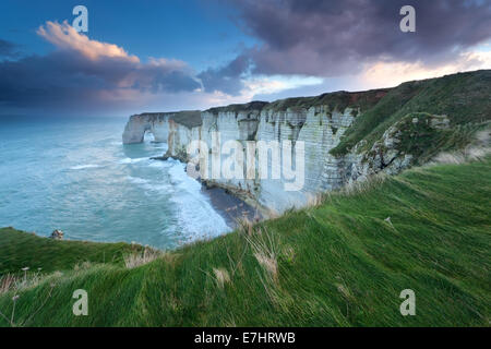 Sunrise oltre oceano Atlantico costa rocciosa, Etretat, Normandia, Francia Foto Stock