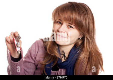 Attraente donna sorridente con in mano una serie di chiavi isolato su bianco Foto Stock