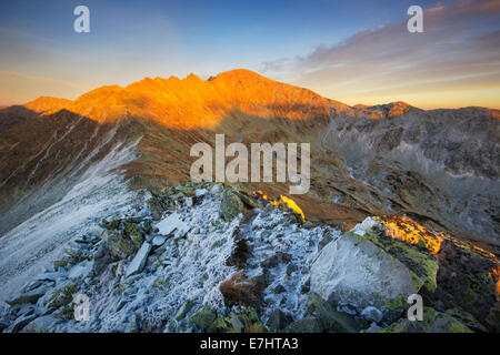 Tramonto sulla vetta più alta da Retezat National Park - Peleaga - in rumeno Carpazi Meridionali. Foto Stock