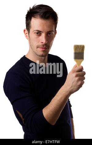 Uomo informale tenendo un pennello in mano isolate su sfondo bianco Foto Stock