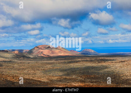 Panoramica dei vulcani e Pico Partido vulcano nel Parco Nazionale di Timanfaya, Lanzarote, Isole Canarie. Foto Stock