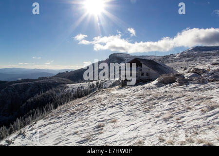 Paesaggio invernale con il rifugio sul Ceahlau mountain Foto Stock