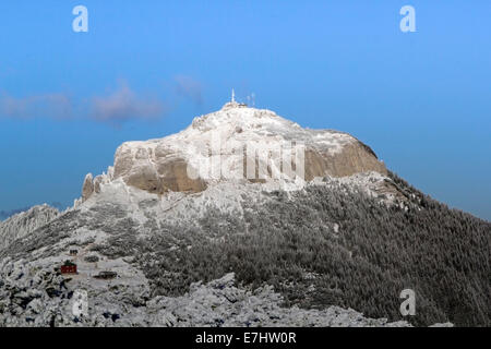 Montagna Ceahlau Toaca con picco nei Carpazi romeni in inverno Foto Stock