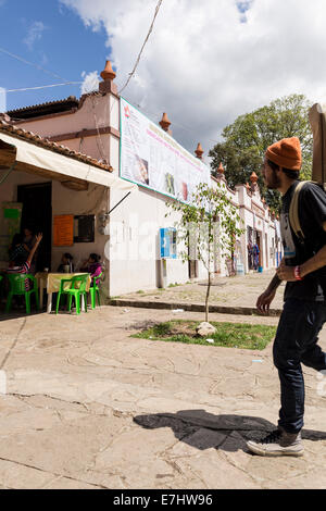 Saccopelisti a piedi di San Cristobal de las Casas Del Mercato - il Mercado de Dulces Aresanias y. In Chiapas, Messico. Foto Stock