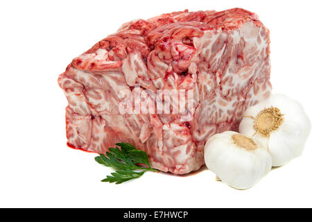 Cervello di maiale con aglio e prezzemolo e isolato su sfondo bianco Foto Stock