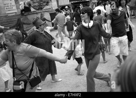 Balli in piazza del mercato, Pont-l'Eveque, Normandia, Francia Foto Stock